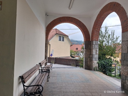Prenova zunanje fasade stavbe Dnevnega centra Štacjon in železniške postaje Kamnik mesto (1)